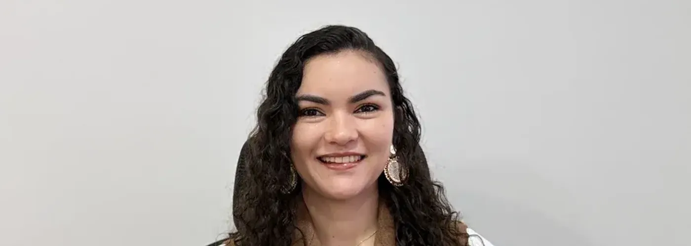 Abogada de Vera Villamizar Abogados en su oficina